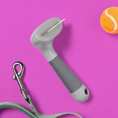 Šunų šėrimą mažinantis deshedding įrankis